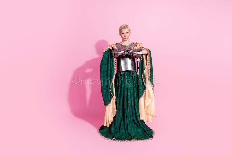 Cosplay histórico de una princesa caballero con atuendo medieval con fondo rosa imagenes de archivo