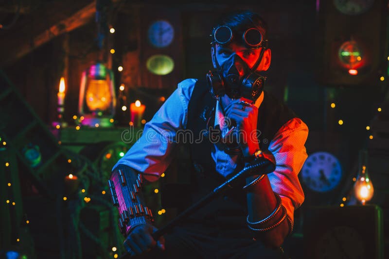 Cosplay Postapocalisse Di Cyberpunk. Un Ingegnere Maschile in Occhiali E  Una Maschera Anti-gas in Un Laboratorio Immagine Stock - Immagine di  costume, cyberpunk: 227563963