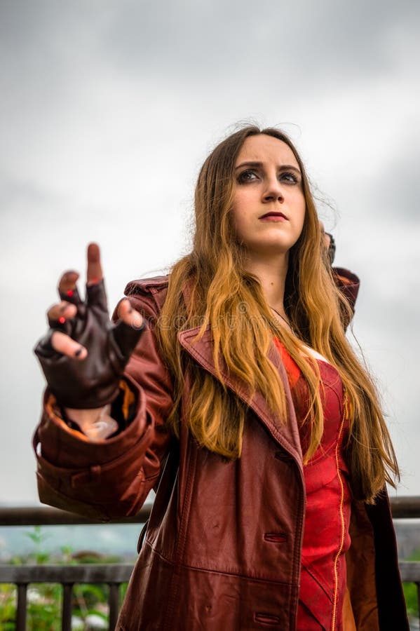 Cosplayer femenino vestido como el carácter ' Escarlata Witch' de M fotografía de archivo libre de regalías