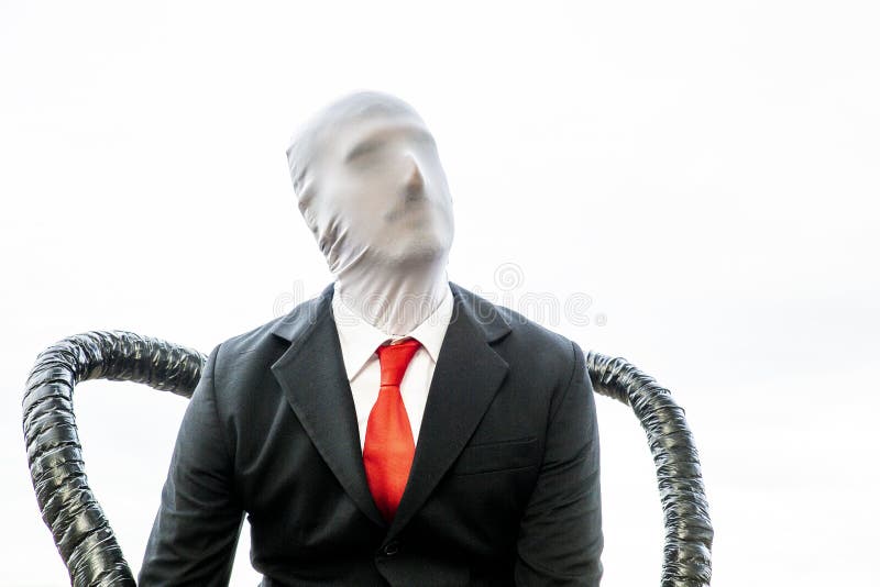 Cosplayer med det röda bandet och den anonyma framsidan royaltyfria foton Cosplayer med det röda bandet och den anonyma framsidan royaltyfria foton