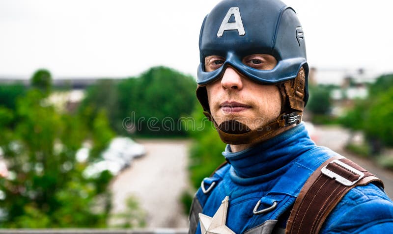 Cosplayer ubierał jako &-x27; Kapitan America&-x27; od cudu zdjęcie stock Cosplayer ubierał jako &-x27; Kapitan America&-x27; od cudu zdjęcie stock