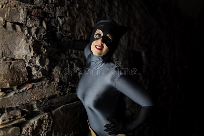 Cosplayer Di Catwoman Che Posa Alla Convenzione Di Festival Del Fumetto a  Milano, Italia Fotografia Editoriale - Immagine di costume, convenzione:  37487311