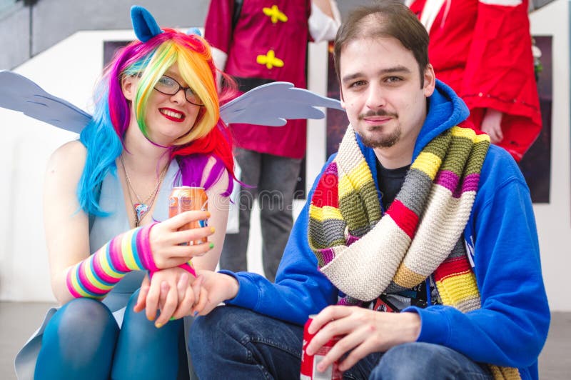 Grupo Dos Cosplayers Masculinos Que Oferecem Abraços Livres Imagem de Stock  Editorial - Imagem de inglaterra, forma: 81315869