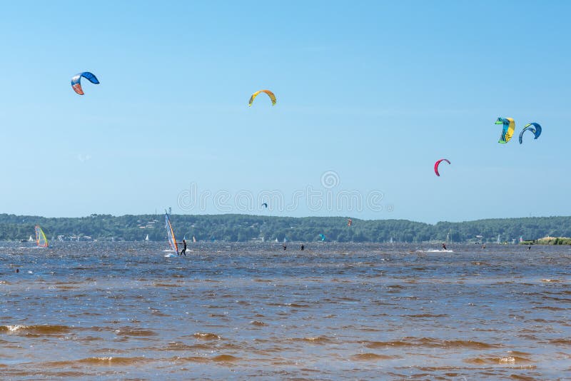 Costa atlântica francesa de Lacanau, surfistas do papagaio no lago imagens de stock Costa atlântica francesa de Lacanau, surfistas do papagaio no lago imagens de stock