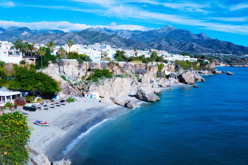 Costa cerca de la ciudad de vacaciones de Nerja en España Visión desde Balcon de Europa imágenes de archivo libres de regalías Costa cerca de la ciudad de vacaciones de Nerja en España Visión desde Balcon de Europa imágenes de archivo libres de regalías