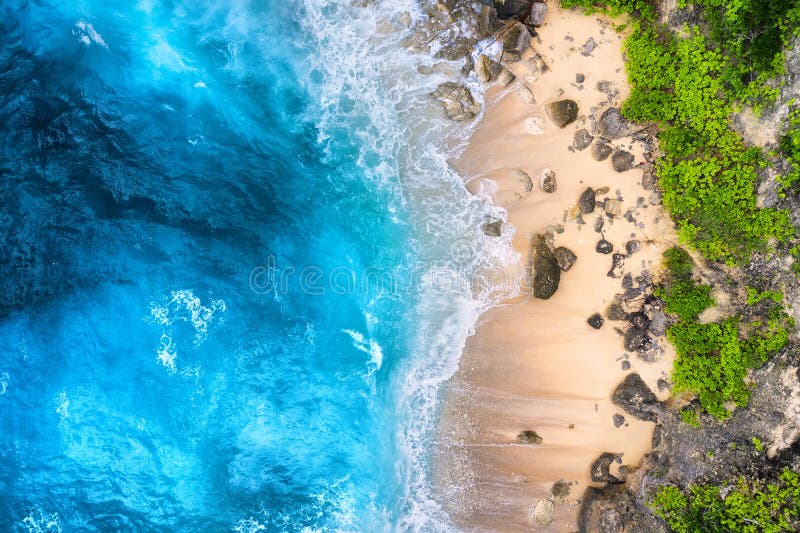 Costa como fondo de la visi?n superior Fondo del agua de la turquesa de la visi?n superior Paisaje marino del verano del aire Isl Costa como fondo de la visi?n superior Fondo del agua de la turquesa de la visi?n superior Paisaje marino del verano del aire Isl
