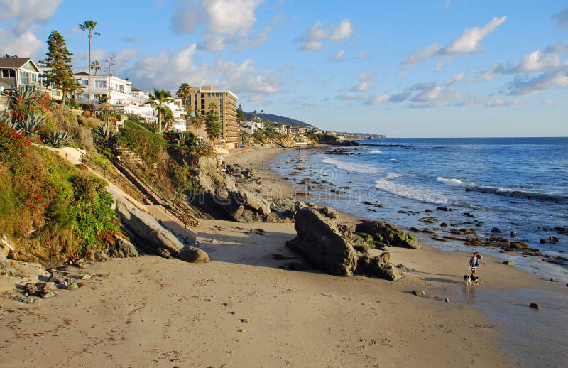 Costa costa en Cress Street al sur del Laguna Beach céntrico, California