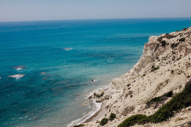 Costa costa y mar de la roca en Chipre foto de archivo libre de regalías Costa costa y mar de la roca en Chipre foto de archivo libre de regalías