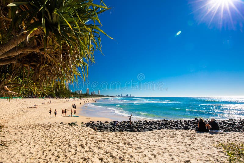 Costa d'oro aus 8 luglio 2018 : costa d'oro skyline e spiaggia di surf a burleigh head australia