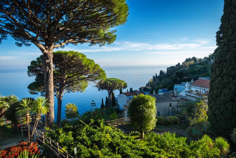 Costa de Amalfi con el golfo de Salerno de los jardines de Rufolo del chalet en Ravello, Italia imágenes de archivo libres de regalías Costa de Amalfi con el golfo de Salerno de los jardines de Rufolo del chalet en Ravello, Italia imágenes de archivo libres de regalías