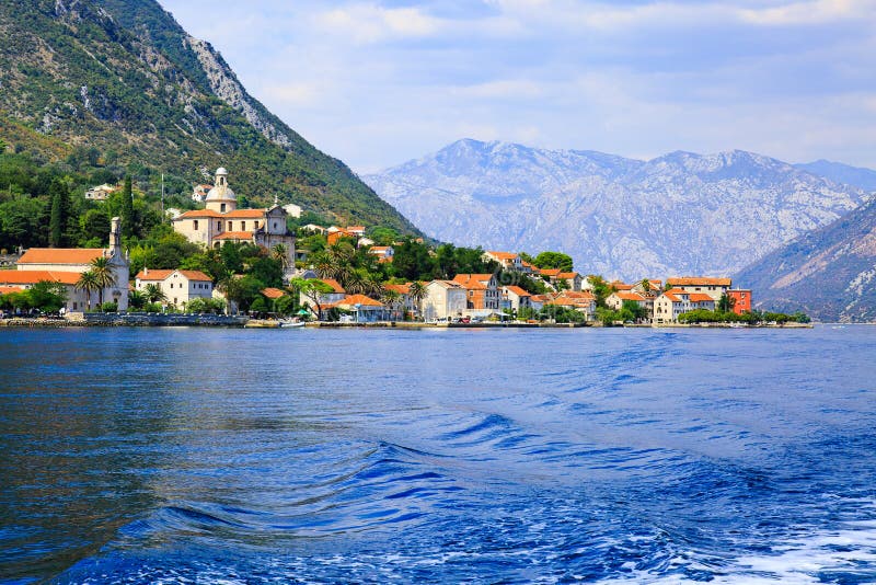 Costa de la pequeña ciudad Prcanj a lo largo de la bahía de Kotor, Montenegro Visión desde el mar imagenes de archivo Costa de la pequeña ciudad Prcanj a lo largo de la bahía de Kotor, Montenegro Visión desde el mar imagenes de archivo