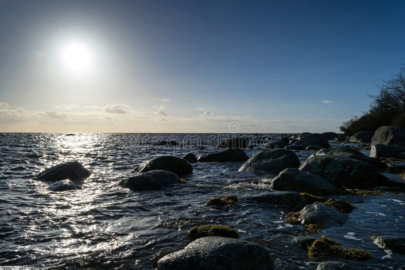 Costa de mar ensolarada do inverno imagens de stock royalty free