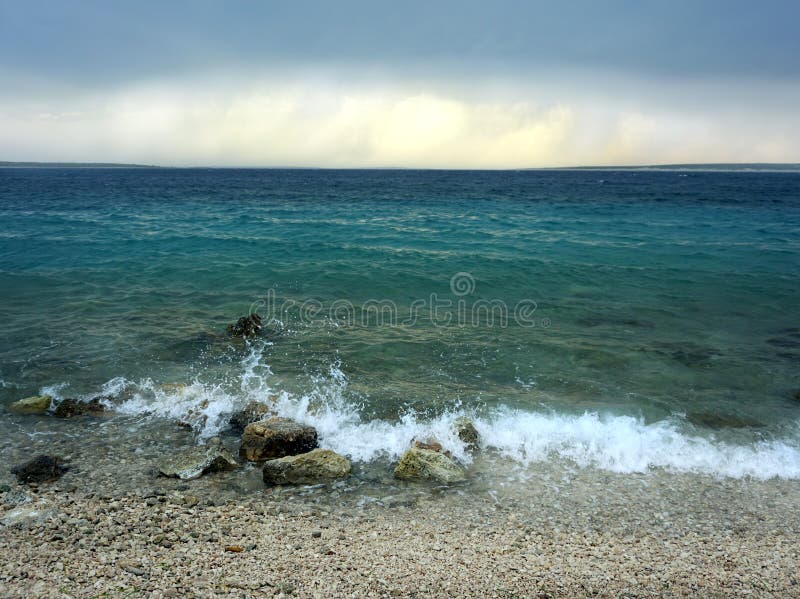 Costa de mar na lagoa azul após a tempestade foto de stock Costa de mar na lagoa azul após a tempestade foto de stock