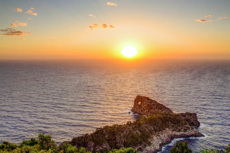 Costa de mar no por do sol, sol brilhante no céu Mallorca, Espanha foto de stock Costa de mar no por do sol, sol brilhante no céu Mallorca, Espanha foto de stock