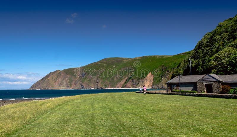Costa de mar perto da vila de Lynmouth foto de stock Costa de mar perto da vila de Lynmouth foto de stock