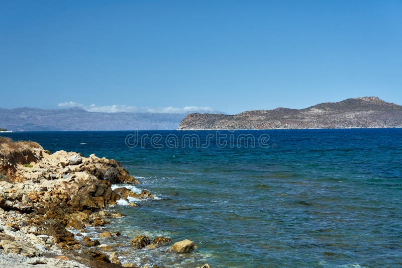 Costa de mar rochosa na ilha da Creta imagem de stock royalty free Costa de mar rochosa na ilha da Creta imagem de stock royalty free