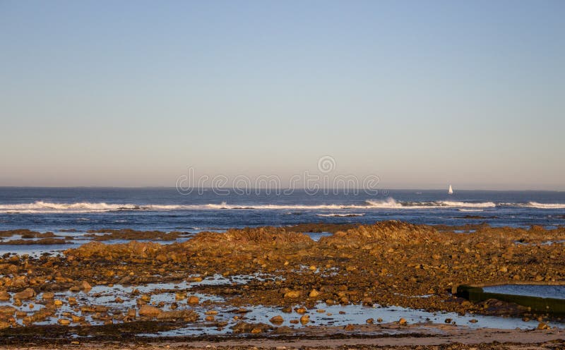 Costa de Océano Atlántico en Portugal, Europa Playa de la mañana con las rocas Playa en la puesta del sol Paisaje marino en el am foto de archivo Costa de Océano Atlántico en Portugal, Europa Playa de la mañana con las rocas Playa en la puesta del sol Paisaje marino en el am foto de archivo