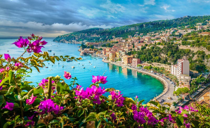 Costa de riviera francesa con la ciudad medieval Villefranche-sur-Mer, Niza, Francia fotografía de archivo Costa de riviera francesa con la ciudad medieval Villefranche-sur-Mer, Niza, Francia fotografía de archivo