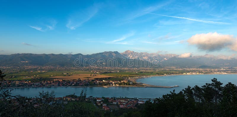 Costa de Versilia y montañas de Apuan - Italia imágenes de archivo libres de regalías Costa de Versilia y montañas de Apuan - Italia imágenes de archivo libres de regalías