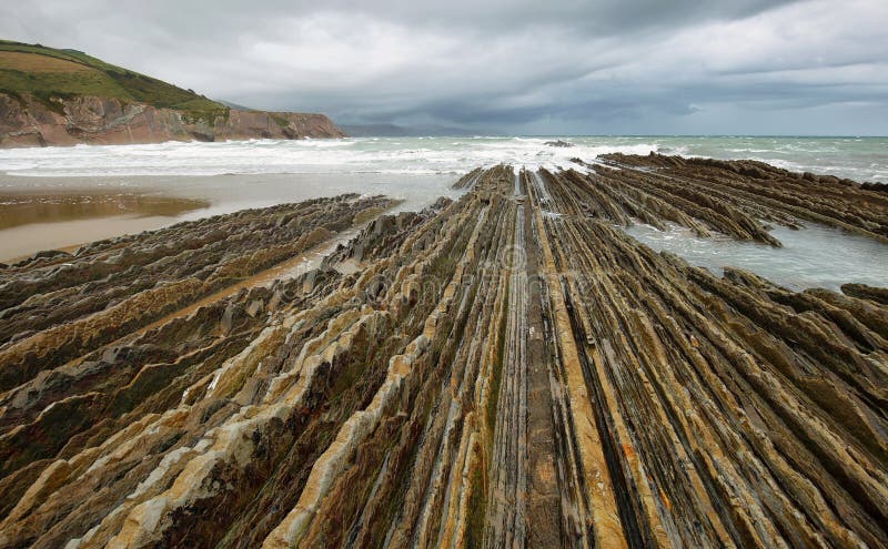 Costa del flysch en Zumaia, país vasco, España fotografía de archivo Costa del flysch en Zumaia, país vasco, España fotografía de archivo