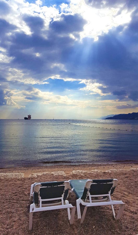 Costa del Mar Rosso in Eilat prima di un temporale a novembre fotografia stock libera da diritti Costa del Mar Rosso in Eilat prima di un temporale a novembre fotografia stock libera da diritti