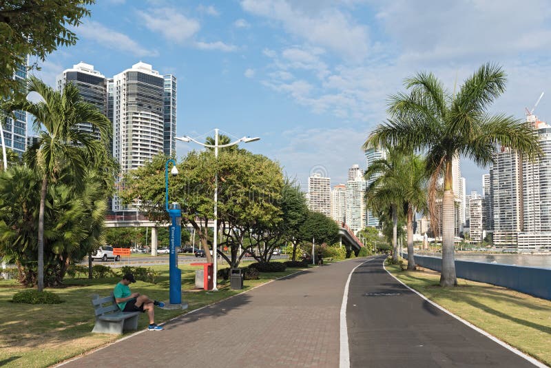 Costa delante del horizonte, ciudad de Panam? imagen de archivo