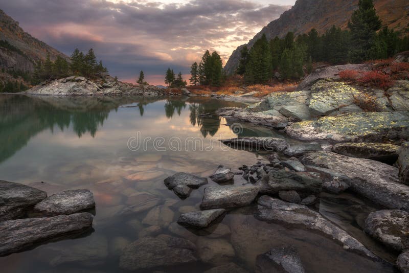 Costa di tramonto del lago mountain con il pino Forest And Rocks, natura Autumn Landscape Photo dell'altopiano delle montagne di immagine stock Costa di tramonto del lago mountain con il pino Forest And Rocks, natura Autumn Landscape Photo dell'altopiano delle montagne di immagine stock