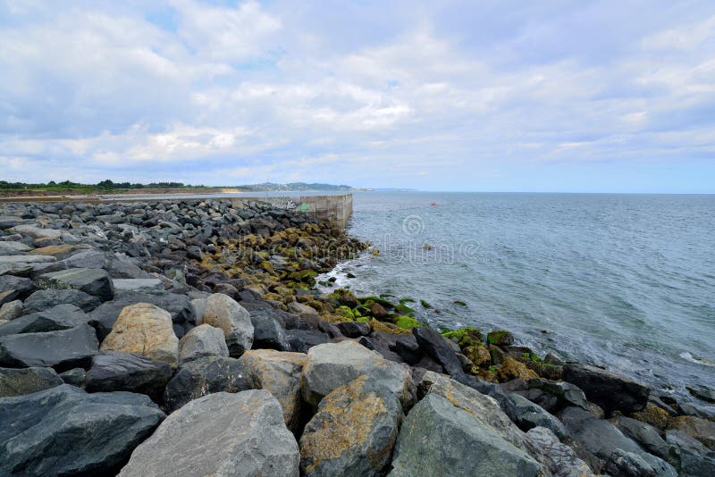 a costa diretta a ferro della pietra della roccia immagine stock a costa diretta a ferro della pietra della roccia immagine stock