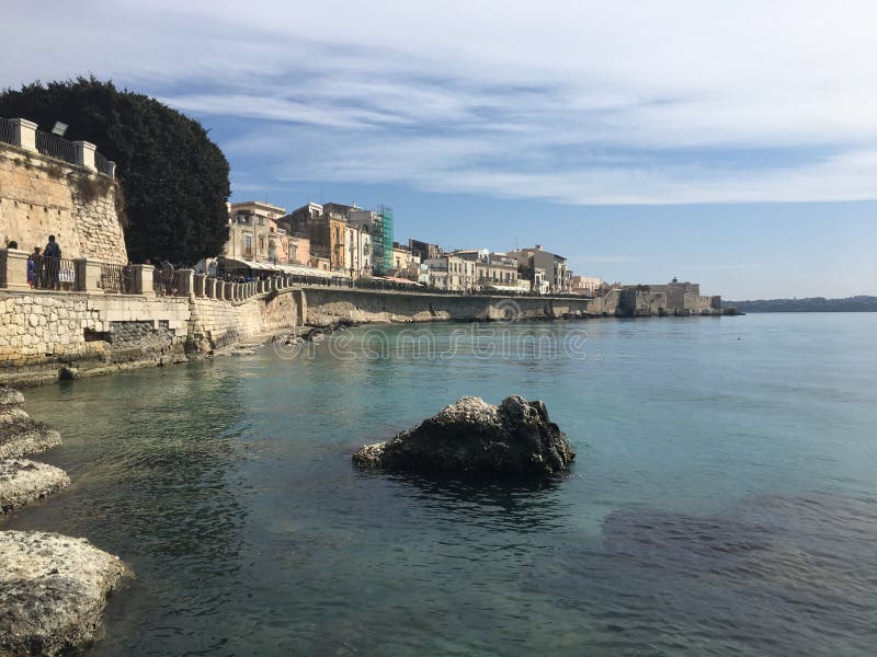 A costa do ortygia do sykarus imagens de stock royalty free A costa do ortygia do sykarus imagens de stock royalty free