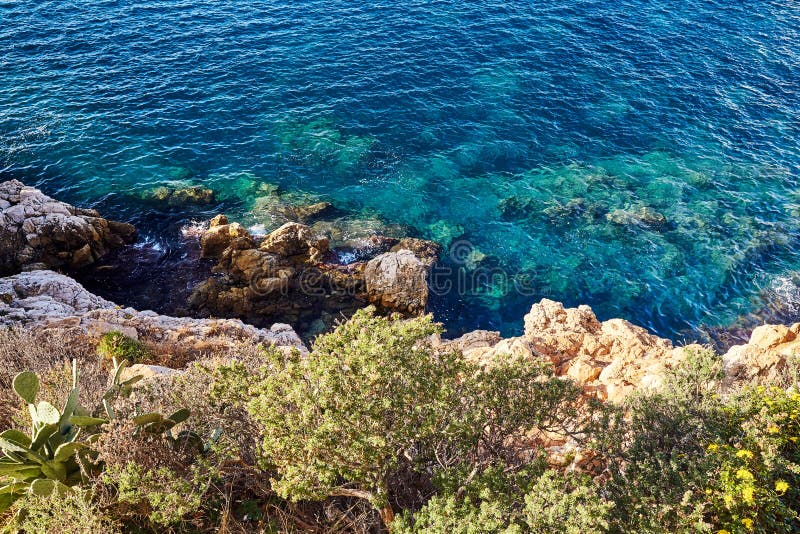 Costa do penhasco com água azul bonita
