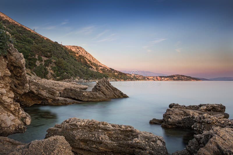 Costa durante puesta del sol en Krk, Croacia fotografía de archivo Costa durante puesta del sol en Krk, Croacia fotografía de archivo