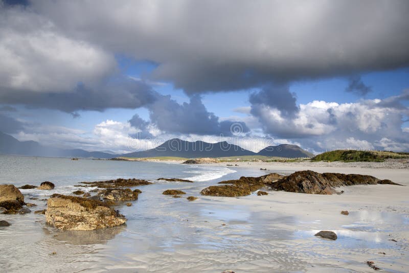 Costa en Tully Cross, parque nacional de Connemara imagen de archivo Costa en Tully Cross, parque nacional de Connemara imagen de archivo