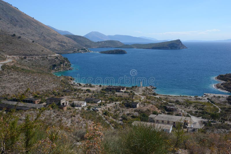 Costa costa hermosa de Albania del sur con agua del clearblue encendido foto de archivo libre de regalías Costa costa hermosa de Albania del sur con agua del clearblue encendido foto de archivo libre de regalías