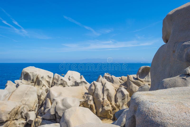 Costa rocosa de la isla de Cerdeña en el mar Mediterráneo en luz del sol foto de archivo Costa rocosa de la isla de Cerdeña en el mar Mediterráneo en luz del sol foto de archivo