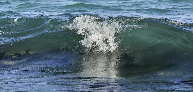 Costal hav/hav som kraschar vågen med skum på dess överkant arkivfoto