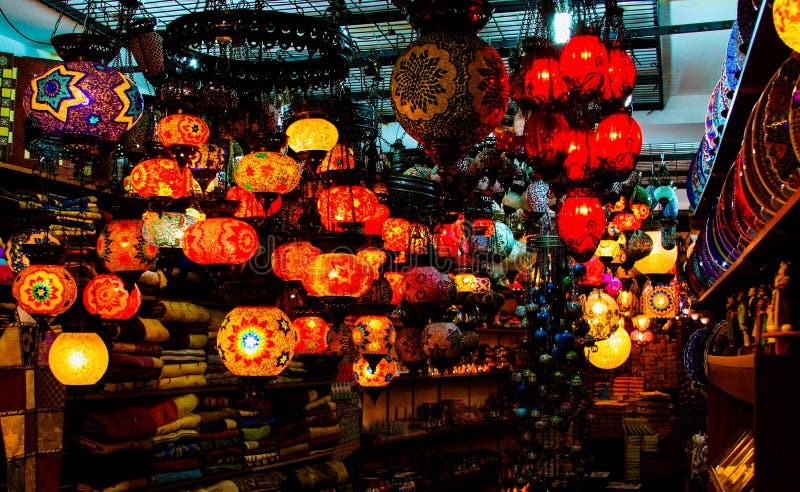 COSTANTINOPOLI, TURCHIA - 24 FEBBRAIO 2009: Luci orientali della lanterna del mosaico in negozio turco sul bazar fotografie stock libere da diritti COSTANTINOPOLI, TURCHIA - 24 FEBBRAIO 2009: Luci orientali della lanterna del mosaico in negozio turco sul bazar fotografie stock libere da diritti