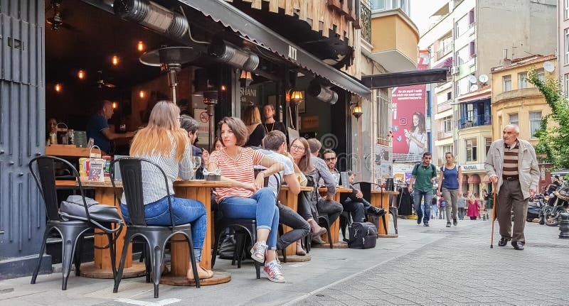Costantinopoli, Turchia - 2 giugno 2017: La gente che si siede alla barra nel distretto famoso di Kadikoy della città di Costanti fotografie stock libere da diritti Costantinopoli, Turchia - 2 giugno 2017: La gente che si siede alla barra nel distretto famoso di Kadikoy della città di Costanti fotografie stock libere da diritti