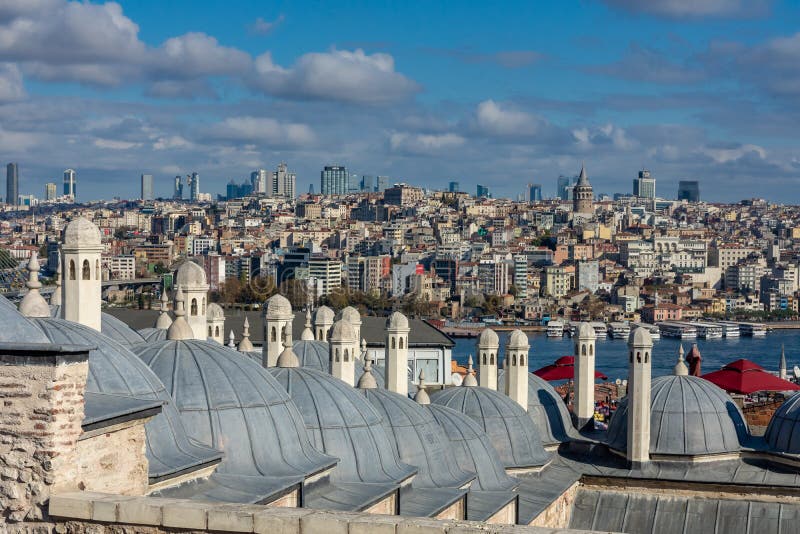 Costantinopoli, Turchia 09-November-2018 Cupole della moschea di Suleymaniye e viste del centro urbano e della torre di Galata immagini stock libere da diritti Costantinopoli, Turchia 09-November-2018 Cupole della moschea di Suleymaniye e viste del centro urbano e della torre di Galata immagini stock libere da diritti