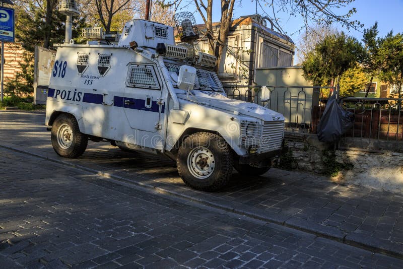 COSTANTINOPOLI, TURCHIA - 04 03 2019: Un volante della polizia corazzato nella t Quadra nel centro di Costantinopoli fotografie stock libere da diritti COSTANTINOPOLI, TURCHIA - 04 03 2019: Un volante della polizia corazzato nella t Quadra nel centro di Costantinopoli fotografie stock libere da diritti