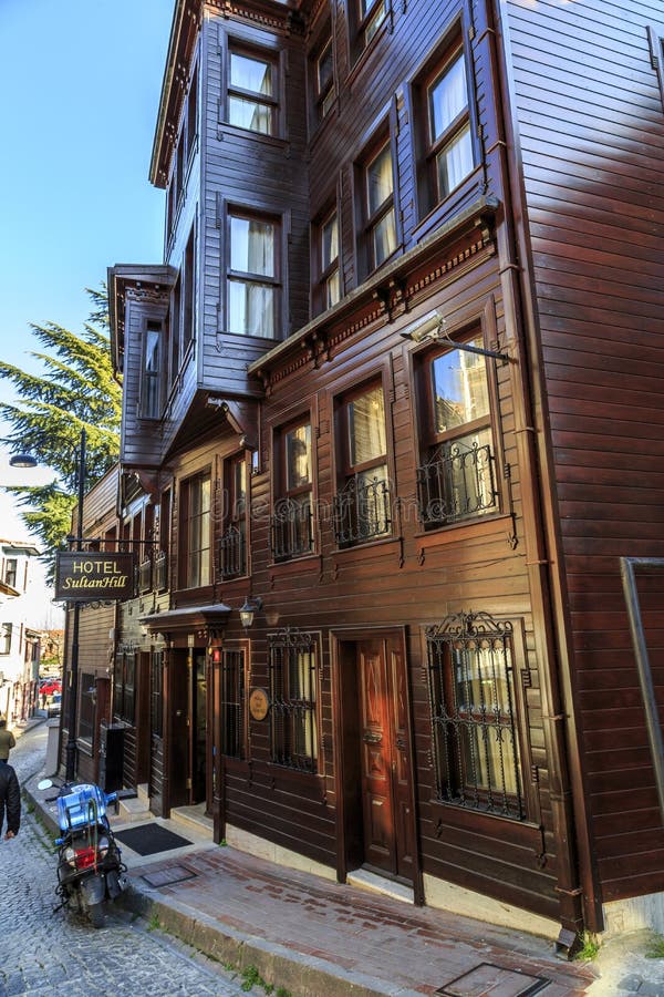 Costantinopoli/Turkey-04 03 2019: belle vecchie case d'annata di Costantinopoli immagini stock Costantinopoli/Turkey-04 03 2019: belle vecchie case d'annata di Costantinopoli immagini stock