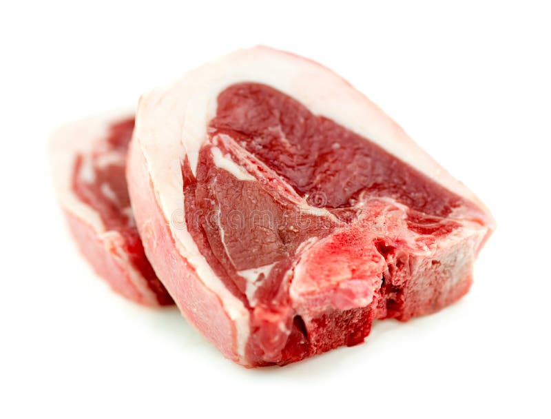 Costeleta cru crua da carne do lombo do cordeiro isolada no branco no estúdio foto de stock Costeleta cru crua da carne do lombo do cordeiro isolada no branco no estúdio foto de stock