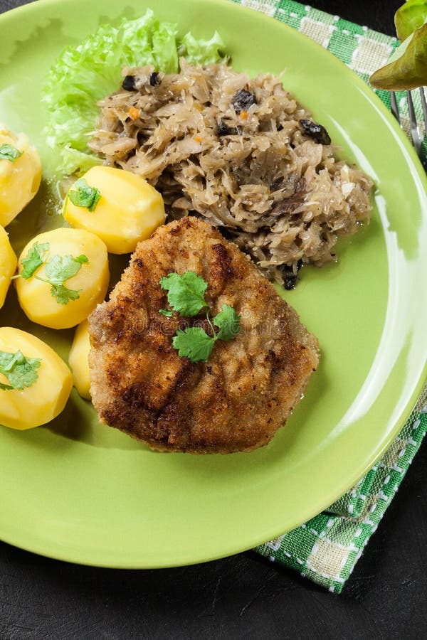 Download A Costeleta De Carneiro Fritada Da Carne De Porco Serviu Com Batatas Fervidas E Fritou Sauer Imagem de Stock - Imagem de breaded, cozinhado: 65576243
