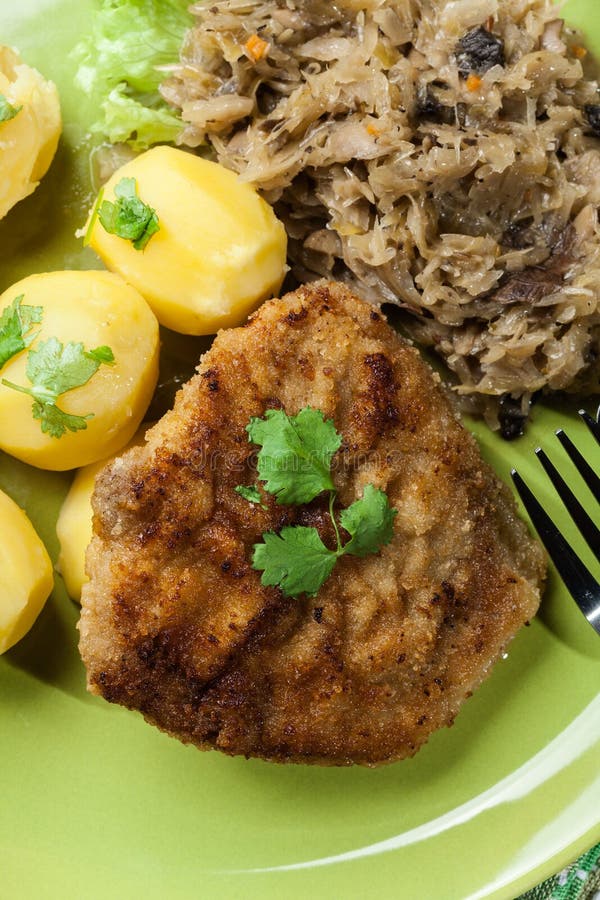 Download A Costeleta De Carneiro Fritada Da Carne De Porco Serviu Com Batatas Fervidas E Fritou Sauer Foto de Stock - Imagem de cozinhado, placa: 65576268