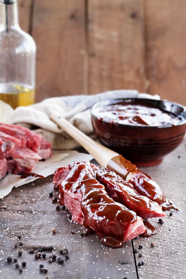 Costillas cortas y salsa de barbacoa foto de archivo libre de regalías Costillas cortas y salsa de barbacoa foto de archivo libre de regalías