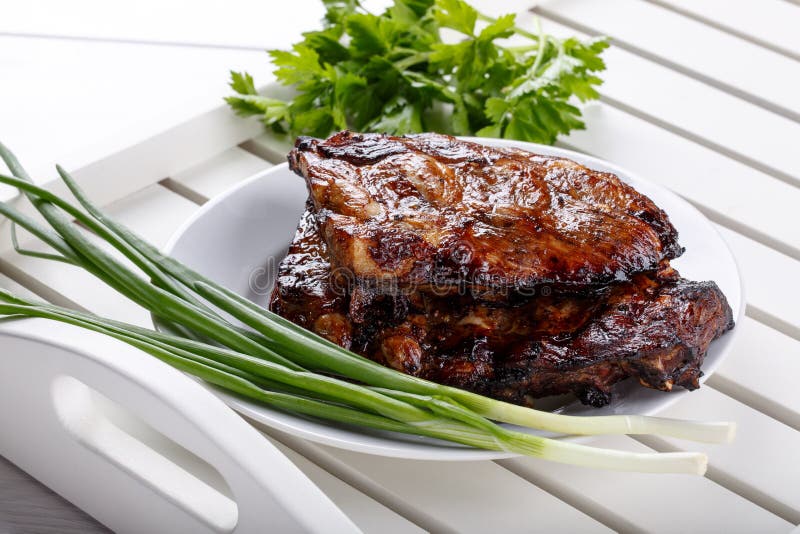 Costillas de cerdo asadas a la parilla Costillas del Bbq de la carne en la bandeja blanca foto de archivo libre de regalías Costillas de cerdo asadas a la parilla Costillas del Bbq de la carne en la bandeja blanca foto de archivo libre de regalías
