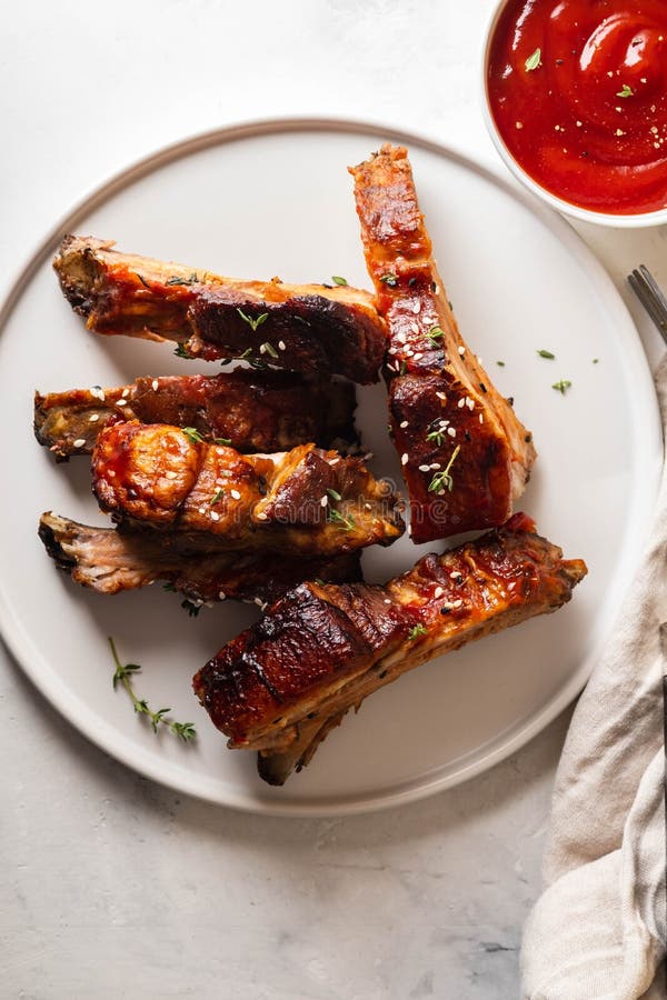 Costillas de cerdo del Bbq con la salsa de chile en la placa blanca Costillas de cerdo en fondo de la pizarra Copie el espacio imagen de archivo Costillas de cerdo del Bbq con la salsa de chile en la placa blanca Costillas de cerdo en fondo de la pizarra Copie el espacio imagen de archivo
