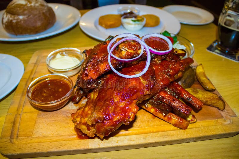 Costillas de cerdo en salsa de la miel y de soja con ajo fotos de archivo Costillas de cerdo en salsa de la miel y de soja con ajo fotos de archivo
