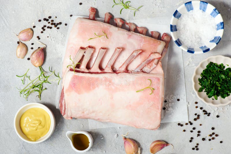 Costillas de cordero crudas y frescas preparadas para el asado con especias y vista herbácea imagen de archivo libre de regalías