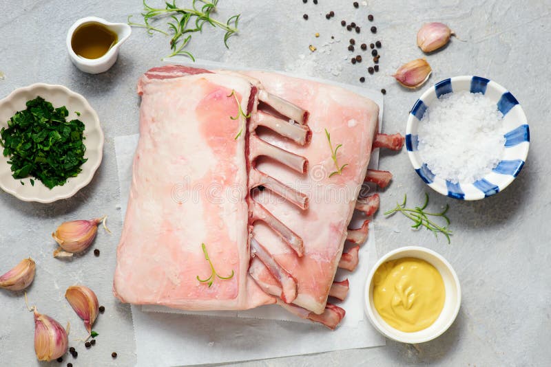 Costillas de cordero crudas y frescas preparadas para el asado con especias y vista herbácea foto de archivo libre de regalías