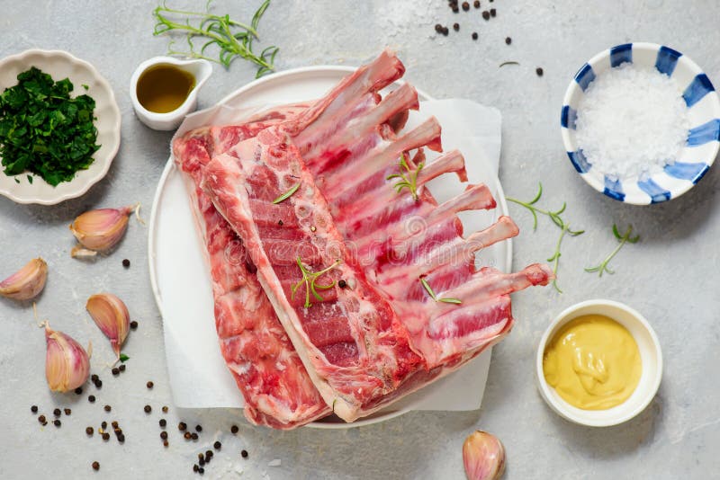 Costillas de cordero crudas y frescas preparadas para el asado con especias y vista herbácea foto de archivo libre de regalías